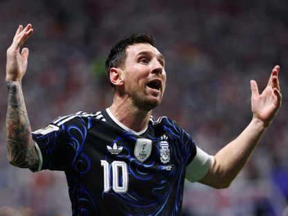 ليونيل ميسي يحتفل بهدف لاوتارو مارتينيز خلال مباراة الأرجنتين وإنجلترا بكأس العالم - 15 يوليو 2026 - Reuters