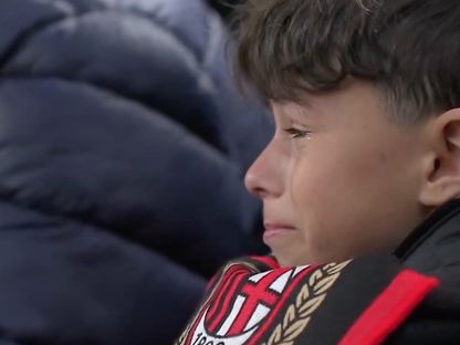 مشجع ميلان يبكي على فريقه أثناء الخسارة من الإنتر في ديربي ميلانو 22-4-2024 - ADSportsTV/