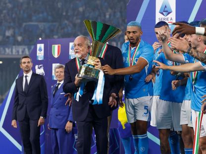 رئيس نابولي أوريليو دي لورينتيس يحمل كأس الدوري الإيطالي بعد الفوز على كالياري - 24 مايو 2025 - REUTERS