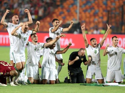 لاعبو منتخب الجزائر والمدرب جمال بلماضي يحتفلون بالتتويج بلقب كأس أمم إفريقيا 2019 - 19 يوليو 2019 - Reuters