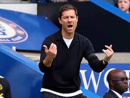 تعليمات واشارات تشابي ألونسو في مباراة تشيلسي وبرايتون في الدوري الإنجليزي - 30 أغسطس 2026 - reuters