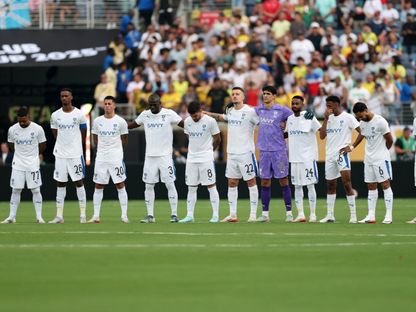 لاعبو الهلال وقوفاً في منتصف الملعب قبل مواجهة فلومينينسي بربع نهائي كأس العالم للأندية - 4 يوليو 2025 - Reuters