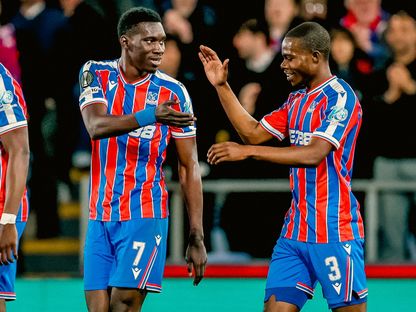 احتفال لاعبي كريستال بالاس الإنجليزي بتسجيل هدف في مرمى فيرونتينا بالدوري الأوروبي - 9 أبريل 2026 - X/@CPFC