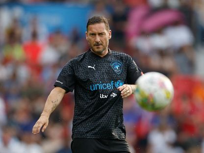 فرانشيسكو توتي يقوم بعملية الإحماء قبل مباراة Soccer Aid 2023 الخيرية - 11 يونيو 2023 - Reuters