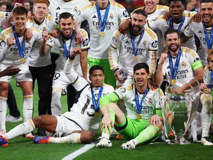 احتفال لاعبي ريال مدريد بالتتويج بدوري أبطال أوروبا على حساب بوروسيا دورتموند - 1 يونيو 2024 - Reuters