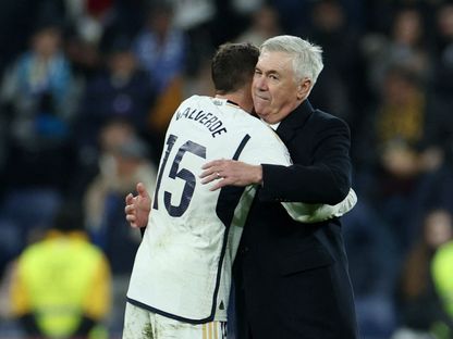 مدرب ريال مدريد كارلو أنشيلوتي وفيديريكو فالفيردي يحتفلان بالفوز على فياريال - Reuters