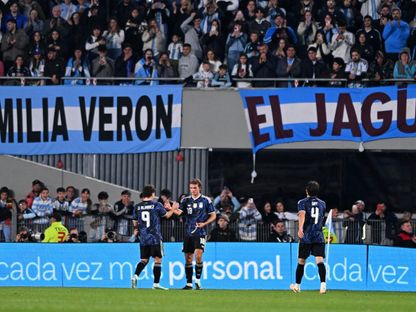 نيكو باز يحتفل مع خوليان ألفاريز بالتسجيل مع الأرجنتين ضد بوركينا فاسو - 3 أكتوبر 2026 - Reuters