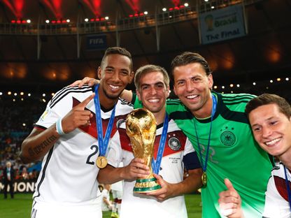 فيليب لام يحتفل مع زملائه بمنتخب ألمانيا بالفوز بكأس العالم 2014 ضد الأرجنتين - 13 يوليو 2014 - Reuters