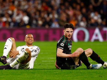 كيليان مبابي مهاجم ريال مدريد يتألم بعد تدخل قويّ من ديكلان رايس خلال مباراة إياب ربع نهائي دوري أبطال أوروبا - 16 إبريل 2025 - REUTERS