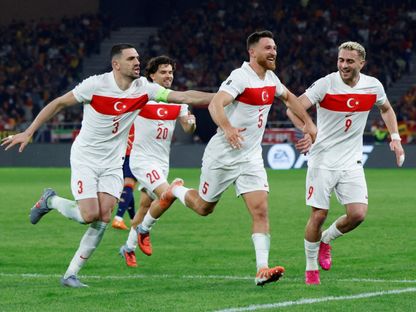 احتفال لاعبي تركيا بعد تسجيل هدف في شباك إسبانيا في تصفيات كأس العالم - 19 نوفمبر 2025 - REUTERS
