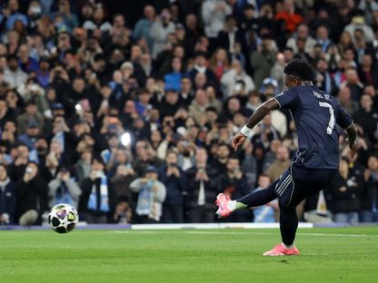 فينيسيوس جونيور أثناء تنفيذ ركلة جزاء خلال مباراة مانشستر سيتي وريال مدريد بدوري أبطال أوروبا - 17 مارس 2026 - Reuters