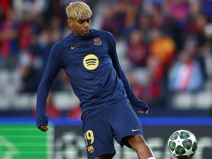 لامين يامال خلال الإحماء قبل لقاء برشلونة وإنتر ميلان بذهاب نصف نهائي دوري أبطال أوروبا - 30 أبريل 2025 - Reuters