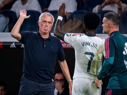 مدرب ريال مدريد جوزيه مورينيو يلقي التحية على فينيسيوس جونيور خلال المواجهة أمام رايو فايكانو في الدوري الإسباني - 12 سبتمبر 2026 - Getty Images