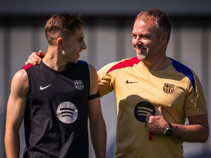 هانزي فليك مدرب برشلونة مع فيرمين لوبيز خلال التدريبات قبل مواجهة ريال مدريد بنهائي كأس ملك إسبانيا - 24 أبريل 2025 - X@FCBarcelona