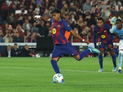 لامين يامال مهاجم برشلونة في طريقه لتسديد ركلة جزاء بنجاح في مرمى سيلتا فيغو في الدوري الإسباني - 22 أبريل 2026 - Reuters