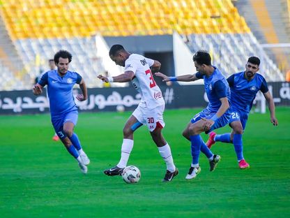 سيف الدين الجزيري مهاجم الزمالك وسط حصار من لاعبي سموحة في كأس عاصمة مصر - 16 أبريل 2025 - X@ZSCOfficial