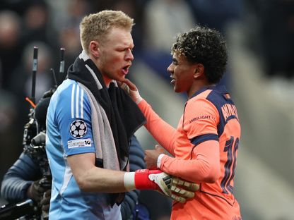 لاعب برشلونة لامين يامال في حديث مع آرون رامسديل حارس مرمى نيوكاسل بعد نهاية ذهاب ثمن نهائي دوري أبطال أوروبا - 10 مارس 2026 - Reuters