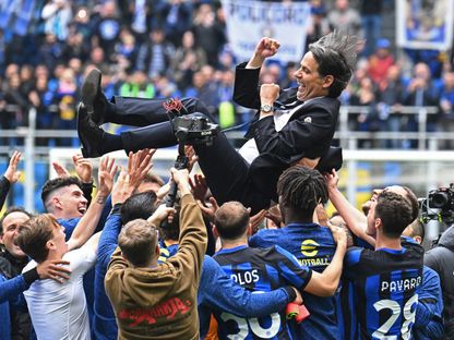 لاعبو إنتر ميلان يرفعون مدربهم سيموني إنزاغي لدى احتفالهم بلقب الدوري الإيطالي بعد فوزهم على تورينو – 28 أبريل 2024 - Reuters