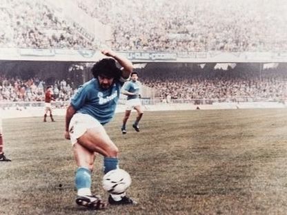 دييغو أرماندو مارادونا يُمرر بطريقة رابونا مع نادي نابولي - X/sscnapoliES