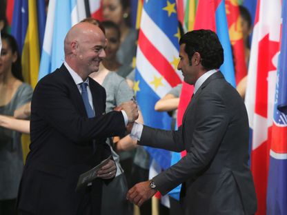 لويس فيغو يصافح رئيس "فيفا" جياني إنفانتينو خلال افتتاح مؤتمر الاتحاد الدولي لكرة القدم في مكسيكو سيتي - في 12 مايو 2016 - REUTERS