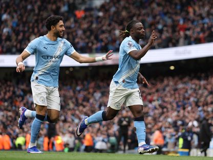 جيريمي دوكو مهاجم مانشستر سيتي يحتفل مع زميله عمر مرموش بهدفه في مرمى برينتفورد في الدوري الإنجليزي - 9 مايو 2026 - Reuters
