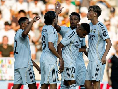 ألفارو كاريراس (الثاني من اليسار) يحتفل مع كيليان مبابي ولاعبي ريال مدريد بأحد الأهداف أمام تيرول - 12 أغسطس 2025 - x/@realmadrid