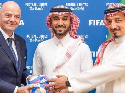 جياني إنفانتينو ووزير الرياضة السعودي عبد العزيز بن تركي الفيصل ورئيس الاتحاد السعودي ياسر المسحل - aawsat_spt/x