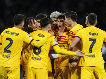 لاعبو برشلونة يحتفلون بعد التسجيل بمواجهة باريس سان جيرمان في ذهاب ربع نهائي دوري أبطال أوروبا - 10 أبريل 2024 - AFP