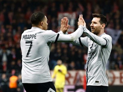 كيليان مبابي يحتفل بهدفه مع ليونيل ميسي خلال مباراة باريس سان جيرمان وبريست بالدوري الفرنسي - 11 مارس 2023 - Reuters