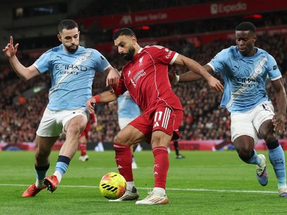 محمد صلاح وريان آيت نوري خلال مباراة ليفربول ومانشستر سيتي بالدوري الإنجليزي الممتاز - 8 فبراير 2026 - Reuters