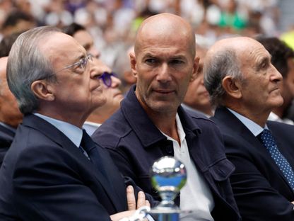 زين الدين زيدان متوسّطاً رئيس ريال مدريد فلورنتينو بيريز والرئيس الشرفي للنادي خوسيه مارتينيز "بيرّي" قبل تقديم كيليان مبابي في "سانتياغو برنابيو" - 16 يوليو 2024 - Reuters
