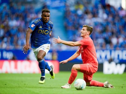 هيثم حسن مهاجم أوفييدو يتخطى حارس ريال سوسيداد بالدوري الإسباني - 30 أغسطس 2025 - X@RealOviedo