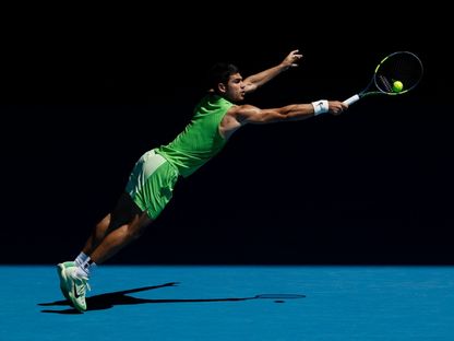 كارلوس ألكاراز خلال مواجهة يانيك هانفمان في بطولة أستراليا المفتوحة للتنس - 21 يناير 2026 - Reuters