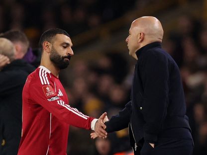 آرني سلوت مدرب ليفربول يصافح محمد صلاح بعد الفوز على ولفرهامبتون - 6 مارس 2026 - Reuters