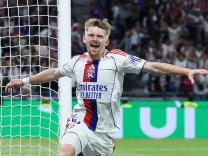 احتفال بافيل سولك لاعب أولمبيك ليون بهدف الفوز أمام أولمبيك مارسيليا في مباراة الفريقين بالدوري الفرنسي - 31 أغسطس 2025 - Reuters