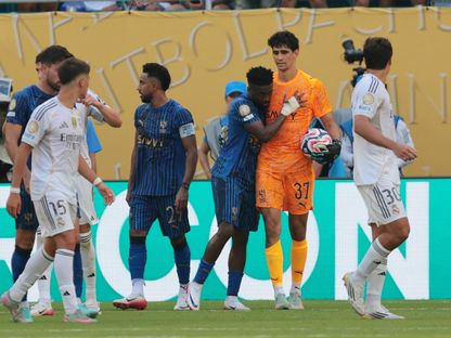 ياسين بونو يتصدى لركلة جزاء حاسمة في مباراة فريقه الهلال أمام ريال مدريد - 18 يونيو 2025 - Reuters