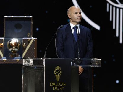 أندريس إنييستا خلال حفل توزيع جائزة "الكرة الذهبية" في باريس - 22 سبتمبر 2025 - REUTERS