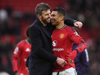 مايكل كاريك مدرب مانشستر يونايتد يحتفل مع لاعبه كارلوس كاسيميرو بعد الفوز على أستون فيلا في الدوري الإنجليزي الممتاز - 15 مارس 2026 - Reuters