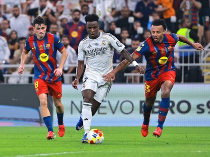 فينيسيوس جونيور يراوغ جول كوندي قبل تسجيل هدف في نهائي السوبر الإسباني بين ريال مدريد وبرشلونة - 10 يناير 2026 - Reuters