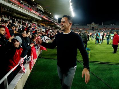 ميشيل مدرب جيرونا يحتفل مع الجمهور بعد الفوز على برشلونة - 10 ديسمبر 2023 - REUTERS