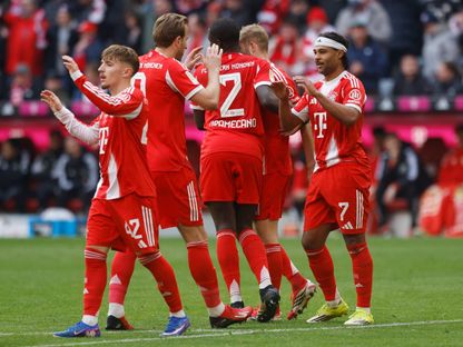 سيرج غنابري (إلى اليمين) مهاجم بايرن ميونيخ يحتفل مع زملائه بهدفه الأول أمام يونيون برلين في الدوري الألماني - 21 مارس 2026 - Reuters