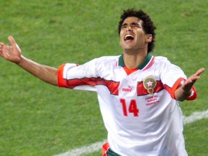 صلاح الدين بصير مهاجم منتخب المغرب يحتفل بهدفه في شباك اسكتلندا بالمونديال - 23 يونيو 1998 - Reuters