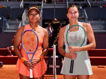 أرينا سابالينكا (يمين) وإلى جانبها نعومي أوساكا قبل مواجهتهما في بطولة مدريد المفتوحة للتنس - 27 أبريل 2026 - X/@MutuaMadridOpen