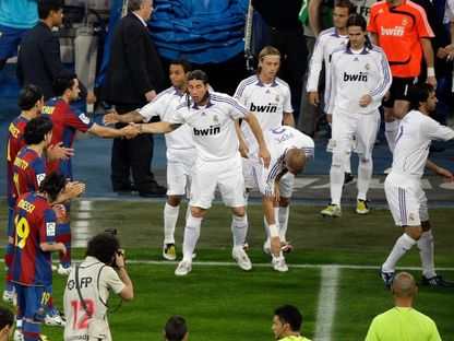 ممر شرفي من لاعبي برشلونة لبطل الدوري الإسباني ريال مدريد - 7 مايو 2008 - Reuters