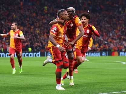 ماريو لامينا لاعب غلطة سراي يحتفل مع فيكتور أوسيمين بهدفه في مرمى ليفربول - 10 مارس 2026 - Reuters