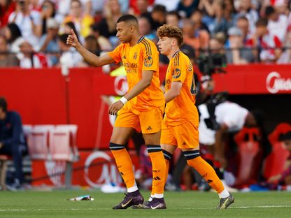 فيكتور مونيوز مع كيليان مبابي لدى احتفاله بتسجيل هدف لريال مدريد في مرمى إشبيلية - 18 مايو 2025 - REUTERS