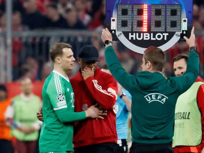 حارس بايرن ميونيخ مانويل نوير بعد استبداله بسبب الإصابة أمام باير ليفركوزن في دوري أبطال أوروبا - 5 مارس 2025 - Reuters