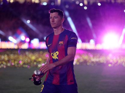 روبرت ليفاندوفسكي يحتفل بلقب الدوري الإسباني بعد مباراة برشلونة وريال مدريد - 10 مايو 2026 - Reuters