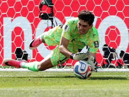 ياسين بونو حارس المغرب يتصدى لركلة جزاء من كيليان مبابي مهاجم فرنسا في كأس العالم - 9 يوليو 2026 - IMAGN IMAGES via Reuters Connect
