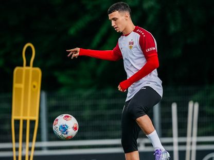 المغربي بلال الخنوس خلال تدريبه الأول مع فريقه الجديد شتوتغارت - 11 سبتمبر 2025 - FB/@VfB Stuttgart